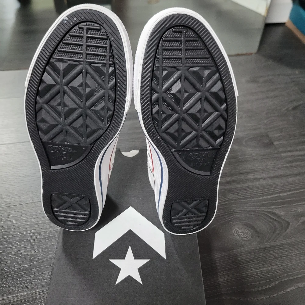 Women's Converse size 5.5- NEW - Picture 4 of 5
